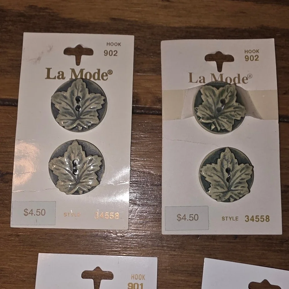 La Mode Buttons Green Maple Leaf Vintage Style 7/8 and 3/4 Inch 4 Cards
